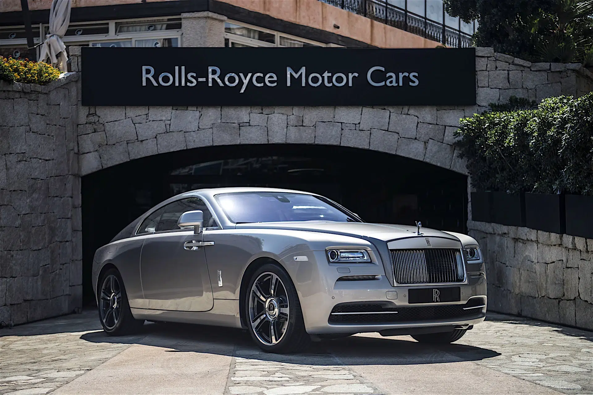 Rolls-Royce Unveils Emerald Embellished Dawn and Wraith Inspired by Porto Cervo Rolls-Royce Unveils Emerald Embellished Dawn and Wraith Inspired by Porto Cervo
