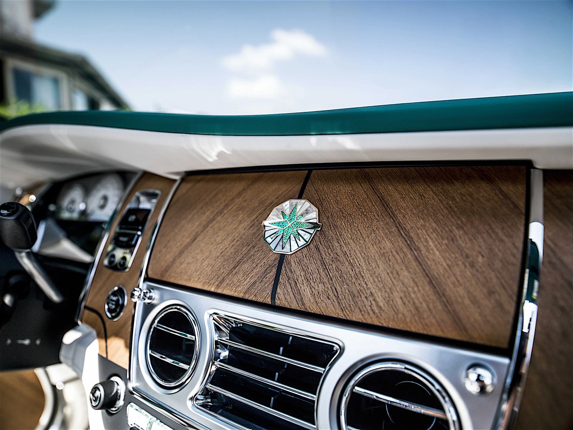 Rolls-Royce Unveils Emerald Embellished Dawn and Wraith Inspired by Porto Cervo Rolls-Royce Unveils Emerald Embellished Dawn and Wraith Inspired by Porto Cervo