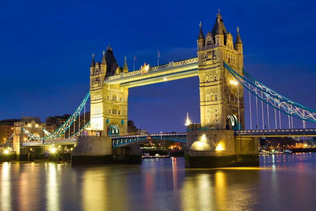 tower-bridge-at-night-in-london-uk tower-bridge-at-night-in-london-uk