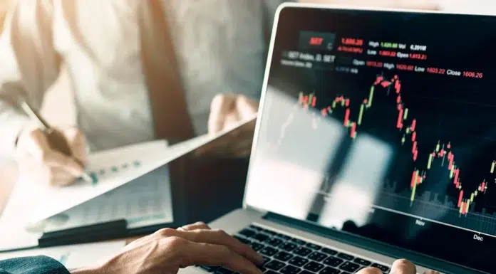 Build a Strong Portfolio by Investing for Long-Term Growth investors-are-using-laptops-entering-investment-websites