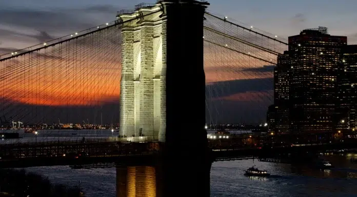 Heaven looks at you from the Brooklyn Bridge High Angle of Brooklyn Bridge in Manhattan New York in United States. Photo vecteezy