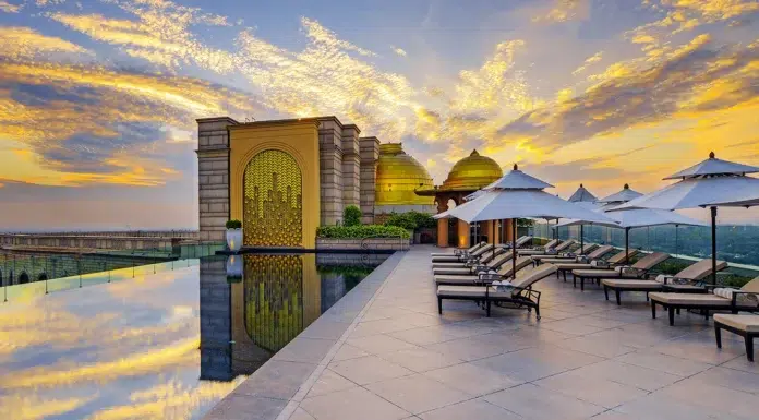 10 Glamorous Hotel Infinity Pools The Leela Palace, New Delhi, India