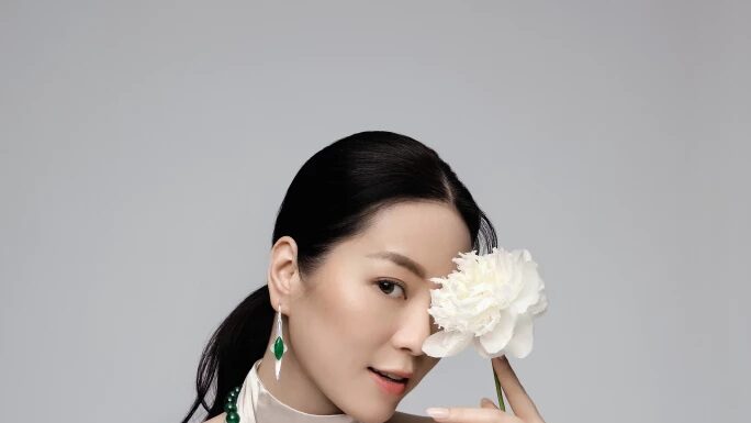 The Cartier and Jadeite Bangle bracelet at Sotheby’s Hong Kong auction Jadeite Highlights from Sotheby's magnificient jeweles Spring Sale 2021. Photography by Olivia Tsang