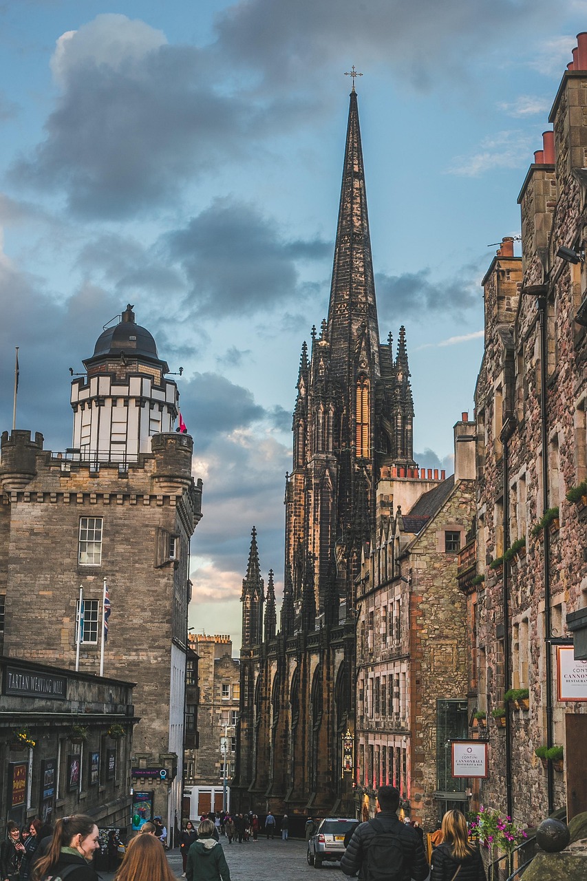 The Historic Royal Mile in Endiburg Scotland. Image by Eduardo Vieira from Pixabay
