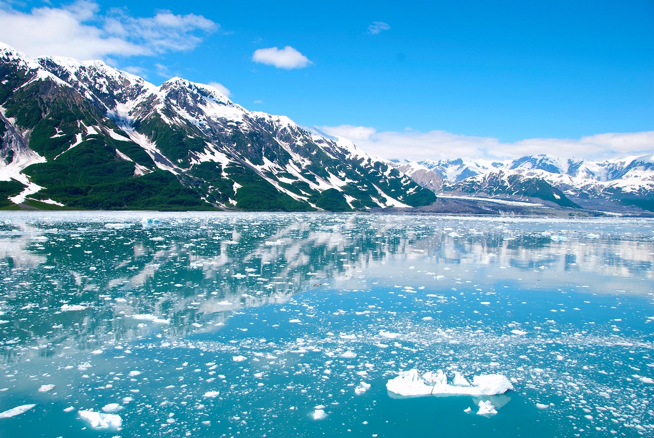 vacation destination cruise to Alaska cruising in Alaska. Image by Jacqueline Schmid from Pixabay