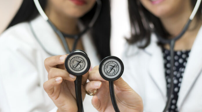 How Can Medical Professionals Efficiently Take Care of Their Finances? Medical professionals, Doctors in the field. Photo by Pixabay