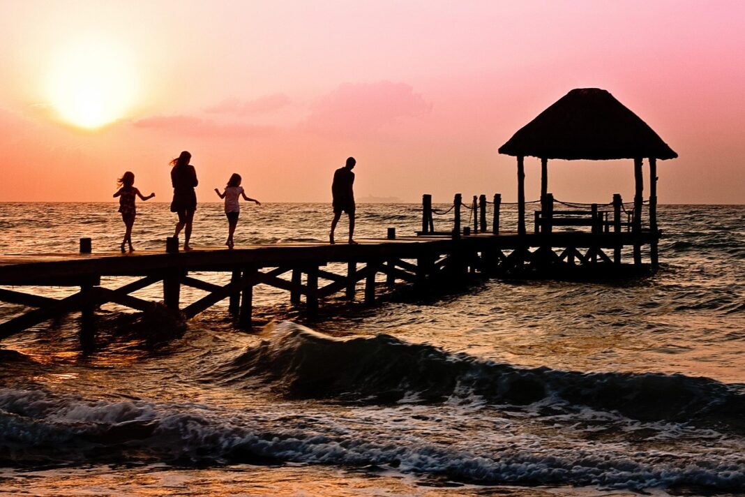 Family Vacation Caravan Trip with your kids. Image by Jill Wellington from Pixabay