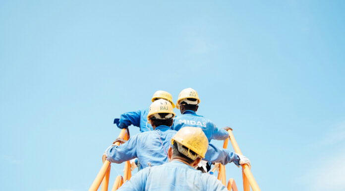 How To Find a Contractor that Won’t Rip You Off hiring a contractor. Photo by Sol via unsplash