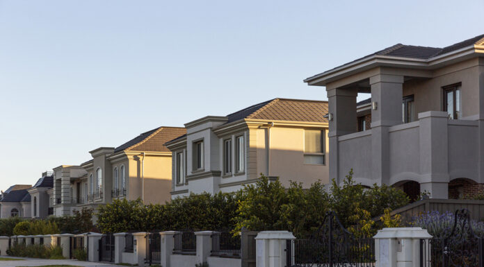 6 Ways An Average House Can Become A Luxurious One Modern Estates Behind Fences In Suburb