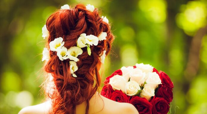 How To Implement And Enjoy Natural Decorations natural decorations in a bride's hair