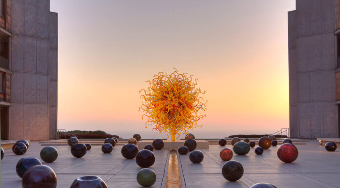 4 of the World’s Best Glass Artists and their Masterpieces Dale Chihuly glass sculpture ‘Salk Sun’