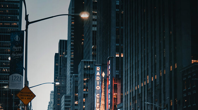 NY sets Mobile and Online Betting Record with $2bn October Total These plans at CitiField have perhaps been welcomed due to a lack of land-based, physical casinos in New York which in turn shows why online and mobile wagers have proved so popular that the state has recorded a total of $2bn in October.