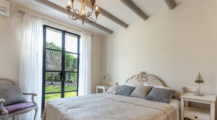 The Great Window Covering Debate: Blinds or Curtains? Window treatment