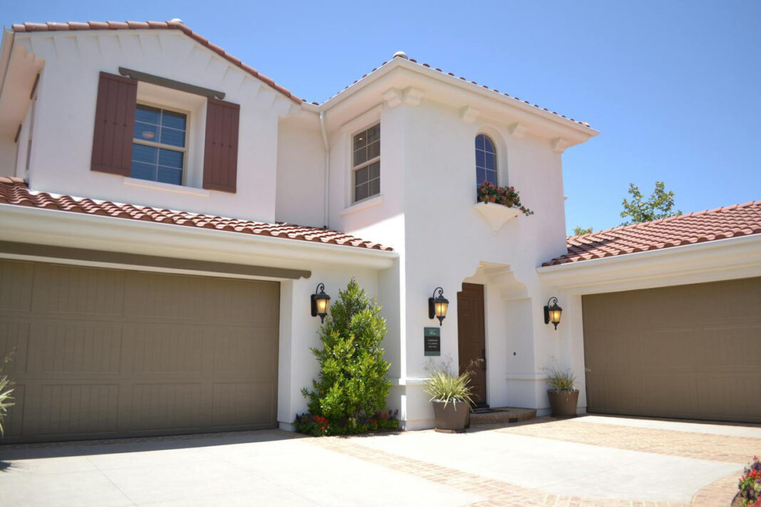 Roofing experts build the roof of this house. Photo by Luis Yanez via pexels.com