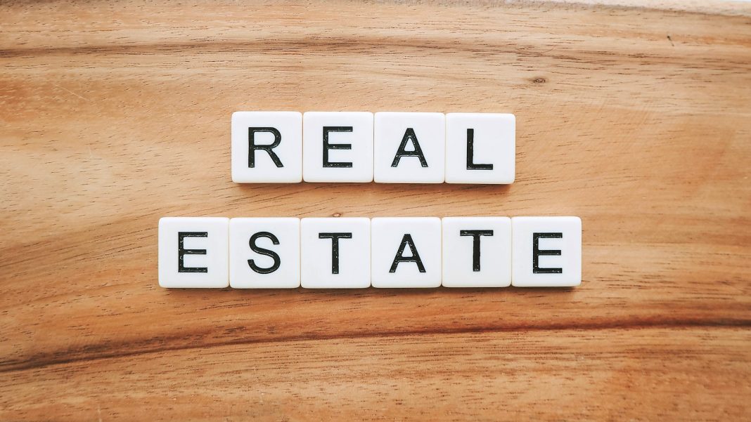 real estate investment essentials. Photo by Pixabay free