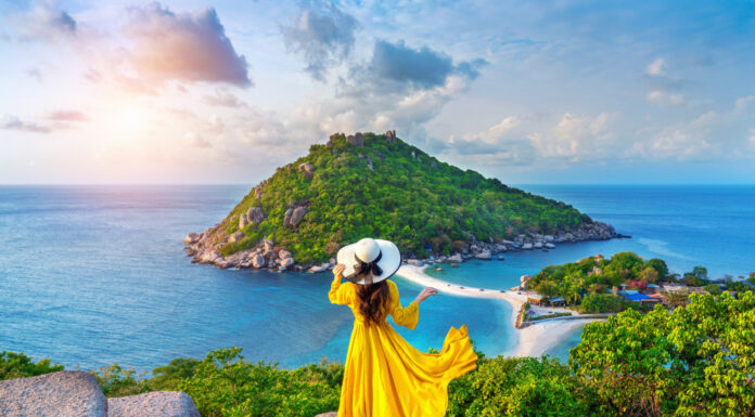 Vacation Planning 101: Your Essential Guide to an Unforgettable Trip Vacation Planning to a luxurious destination. Photo via freepik