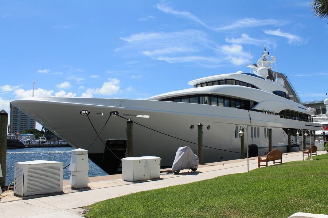 Betting big could lead you a luxurious lifestyle. Photo by Deborah Scherrer from Pixabay
