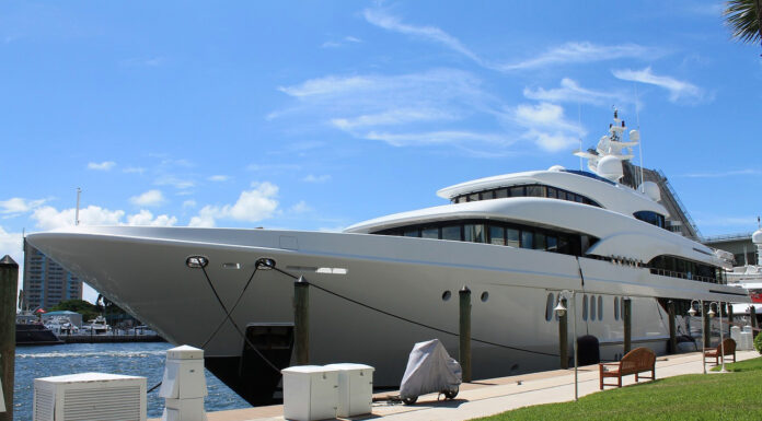 Betting Big for a Life of Luxury: Is It Possible? Betting big could lead you a luxurious lifestyle. Photo by Deborah Scherrer from Pixabay