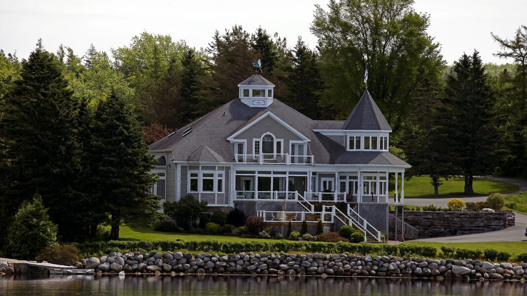 Coastal Luxury Home. Image by Hans Toom from pixabay
