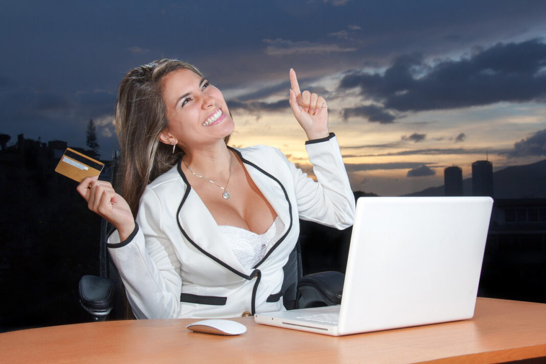 business credit cards for a luxury lifestyle. Photo by Manuel Alejandro Leon from Pixabay