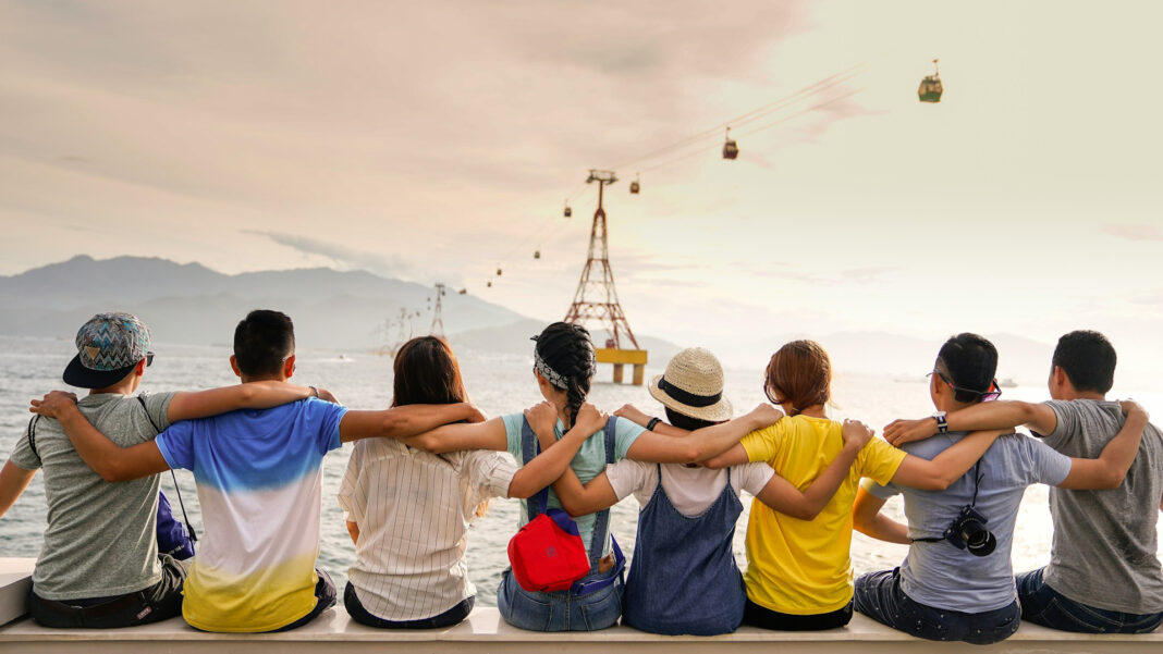 A large group of people appreciating their friendship with one another. Photo by Duy Pham via unsplash