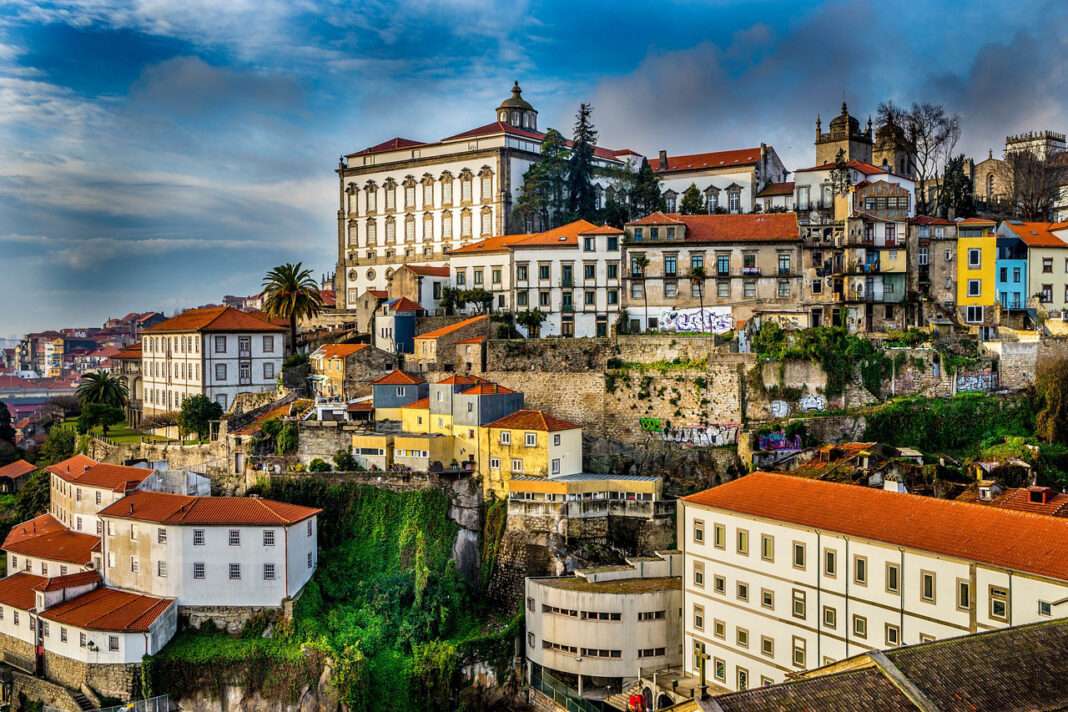 Beautiful town of Porto. Photo by Amurca from pixabay