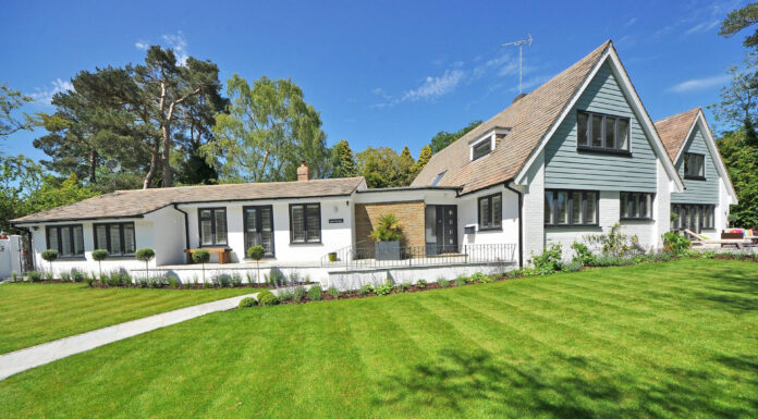 Can Luxury Upgrades Really Transform Your Home’s Curb Appeal? Home Curb Appeal. Photo by Pexels via Pixabay