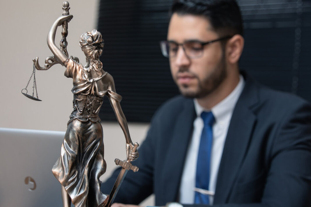 Lawyers offering crucial support to their client in court. Photo by advogadoaguilar via pixabay