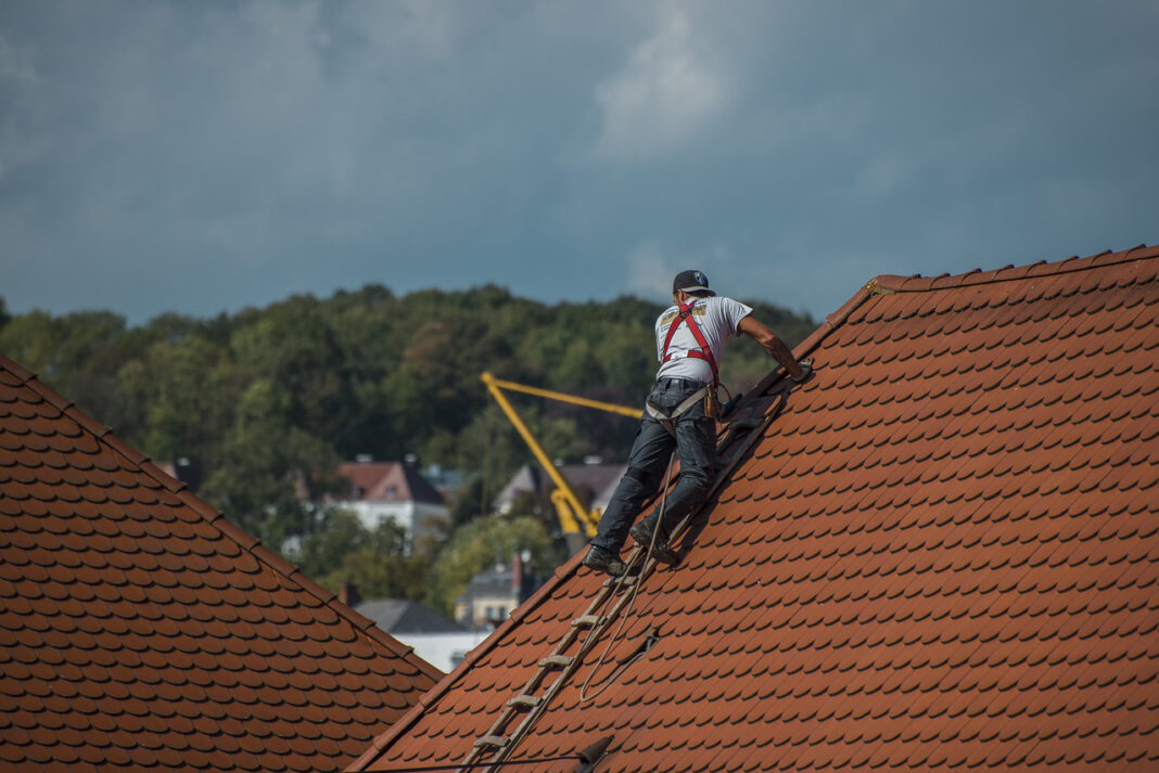 Roofer contractor working on a house's roof. PHoto by Mario Ohibsky from pixabay