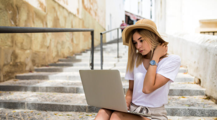 Unlocking Luxury Travel: The Digital Nomad’s Guide to Streaming woman in summer living the digital nomad life. Photo by diana.grytsku via freepik