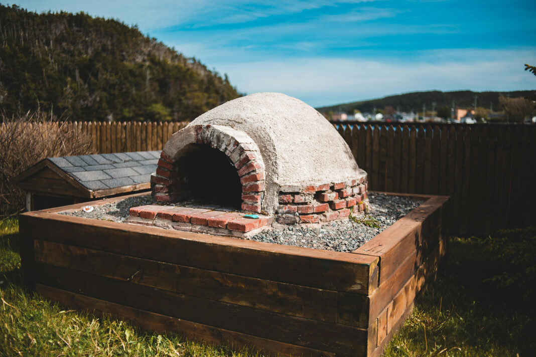 Brick Oven Al Fresco dining. Photo by Erik Mclean via pexels