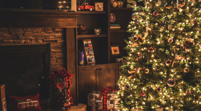 What Makes a Designer Christmas Tree? Here’s How to Do It Right Designers Christmas Tree. Photo by Brett Sayles from pexels