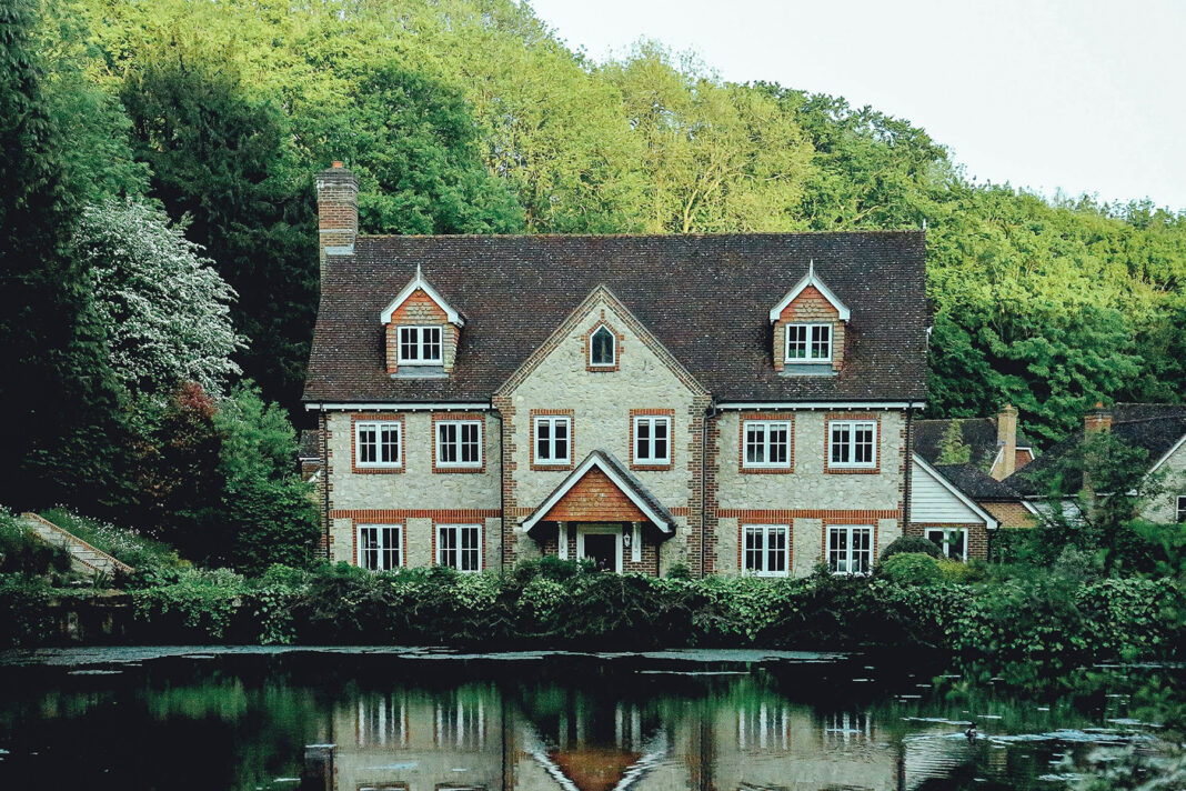 Property Buyers. Photo by Evelyn Paris via unsplash