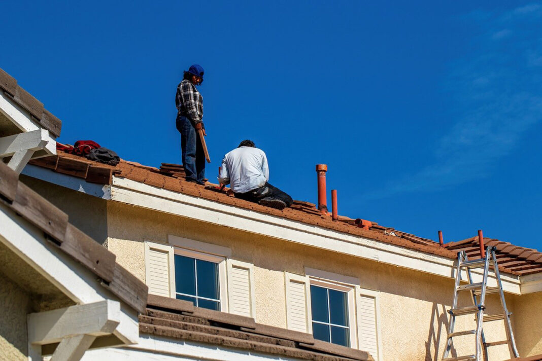 Roof maintenance. Photo by u_5mllrc8fan from pixabay