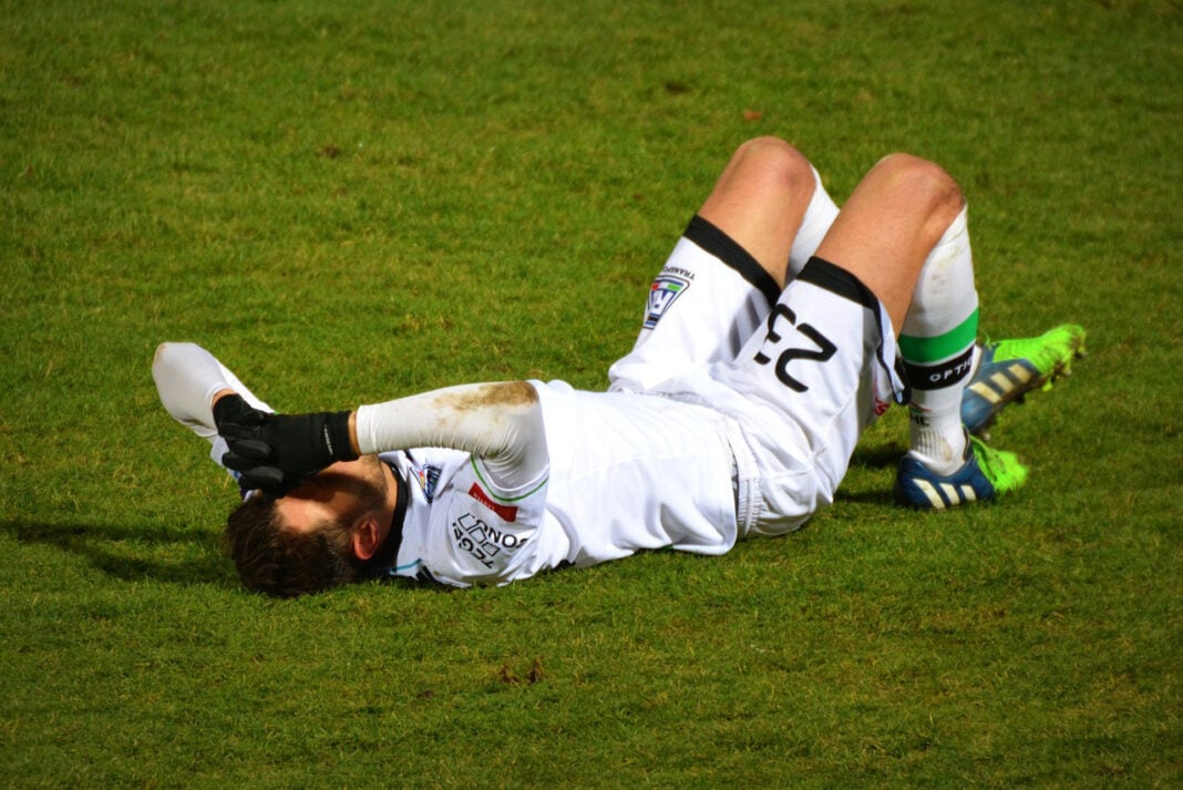 Sports injuries while playing a sport. Photo by Ben Kerckx from pixabay
