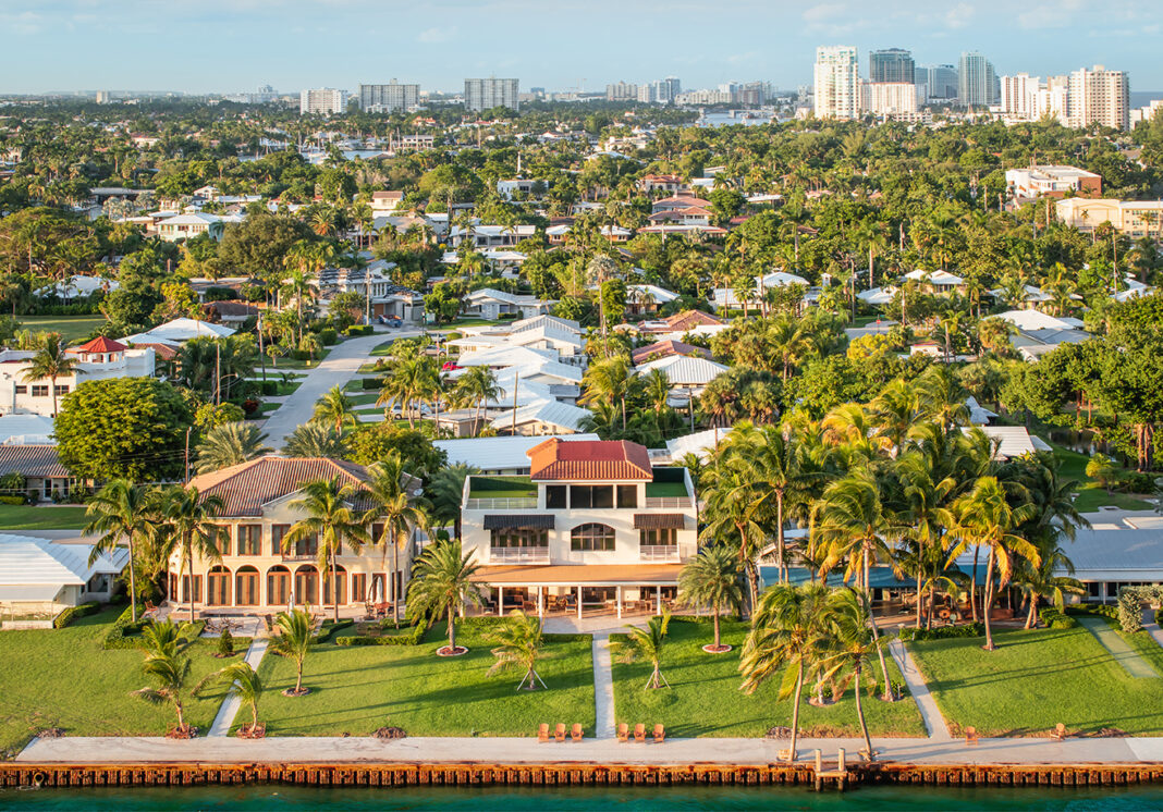 Luxury waterfont homes near the intracoastal waterway of Fort La