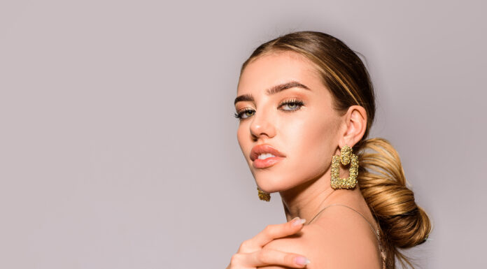 Tips for Perfectly Accessorizing an Outfit accessorizing any outfit with the perfect jewelry pieces. Photo by Svitlana via adobe