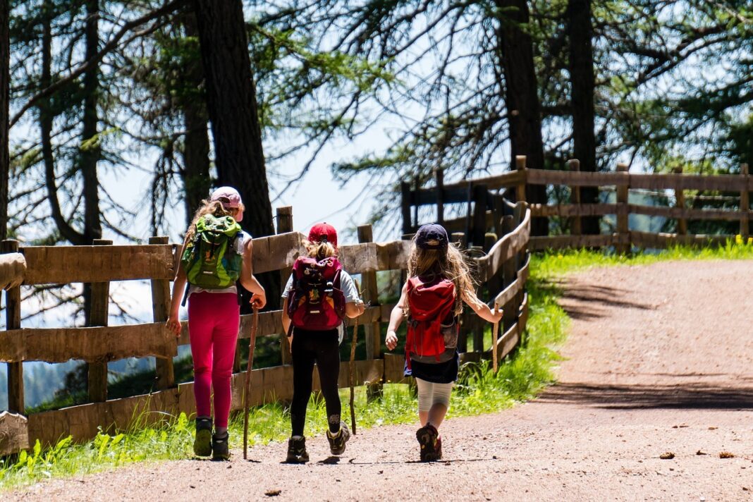 Children walking the Portugal Coastal Camino. Photo provided by LEOlytics