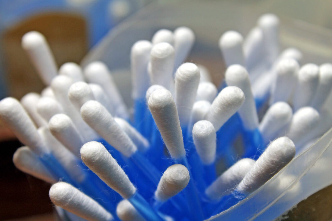 Cotton swabs for ear care. Photo by Adriano Gadini auf pixabay
