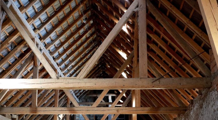 6 Common Causes of Roof Damage That Impact Real Estate Roof damages. Photo by Bild von Franz W. auf Pixabay