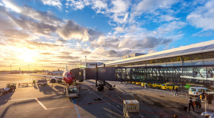 Embracing The Traveler’s Lifestyle: The Pros, The Cons, & The In-Betweens Traveler's Lifestyle. Photo by Tanathip Rattanatum via pexels