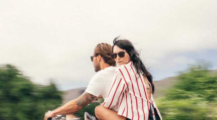 The Ultimate Guide to Pairing Eyewear with Your Outfit for Any Occasion eyewear pairing with clothing. Photo via phosphor