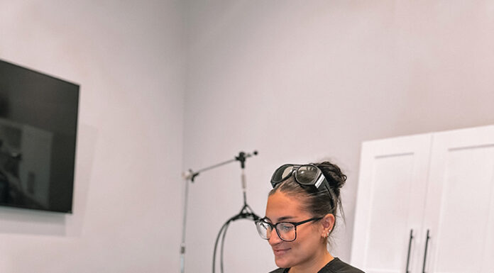 Refresh Expands into Port St. Lucie a nurse providing a service to a client of the Port St. Lucie Medical Aesthetics