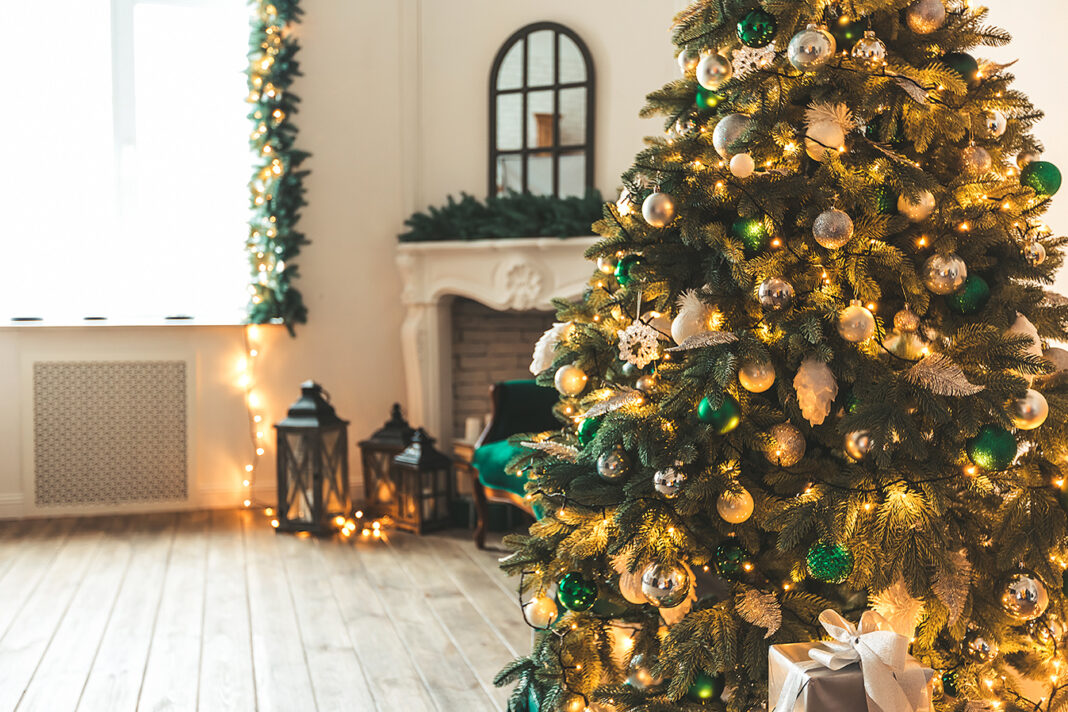 Christmas Decor while traveling. Photo by Levgenii Meyer via adobe