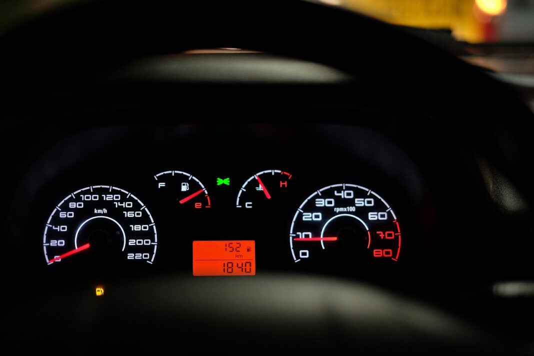 Vehicle's dashboard. Photo by Daniel Reche from pixabay