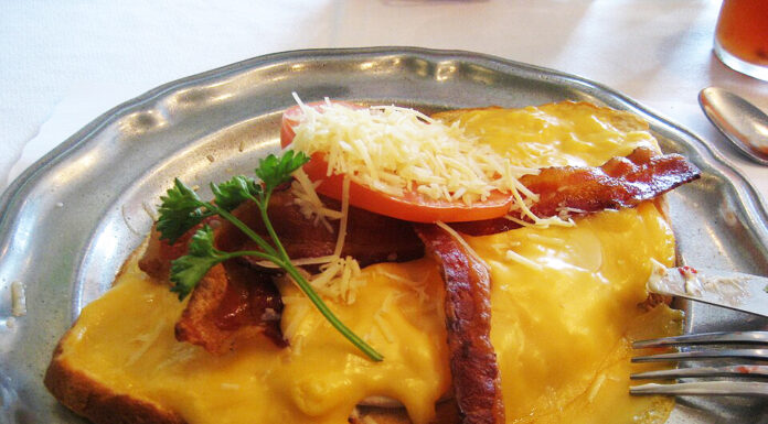 The Delicious Snacks Of Kentucky Derby Delicious Snacks of Kentucky Derby, Hot Brown Kurtz. By Shadle - Own work, CC BY-SA 3.0, httpscommons.wikimedia.orgwindex.phpcur