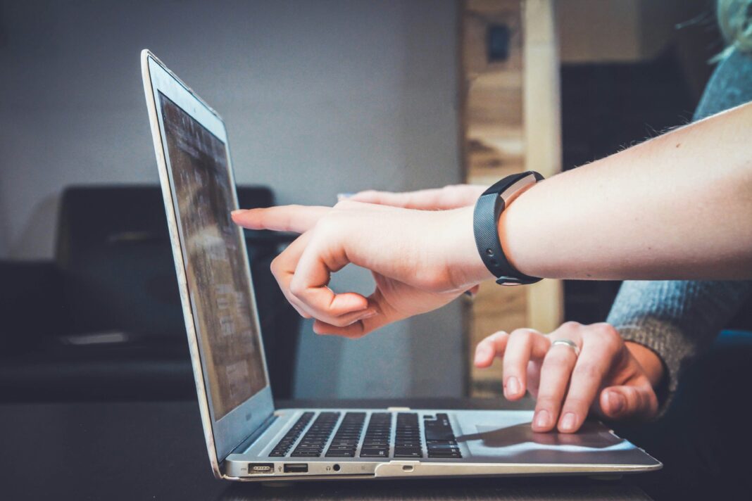 Immersive Learning. Photo by John Schnobrich on unsplash