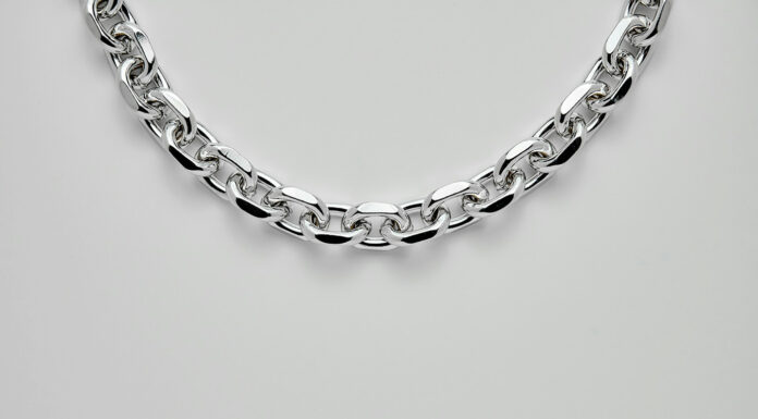 Understanding How Different Factors Affect the Cleanliness and Shine of Silver Chains Beautiful Silver Chain. Photo by Maxim Mox via unsplash