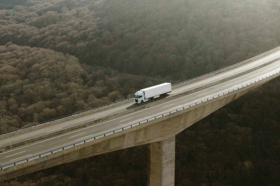 Cross-Country Moving Company. Photo by Getty Images via unsplash