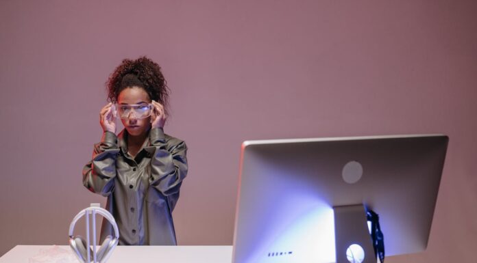 Deskup, An Honest Review A woman at her deskup. Photo via pexels by Pavel Danilyuk